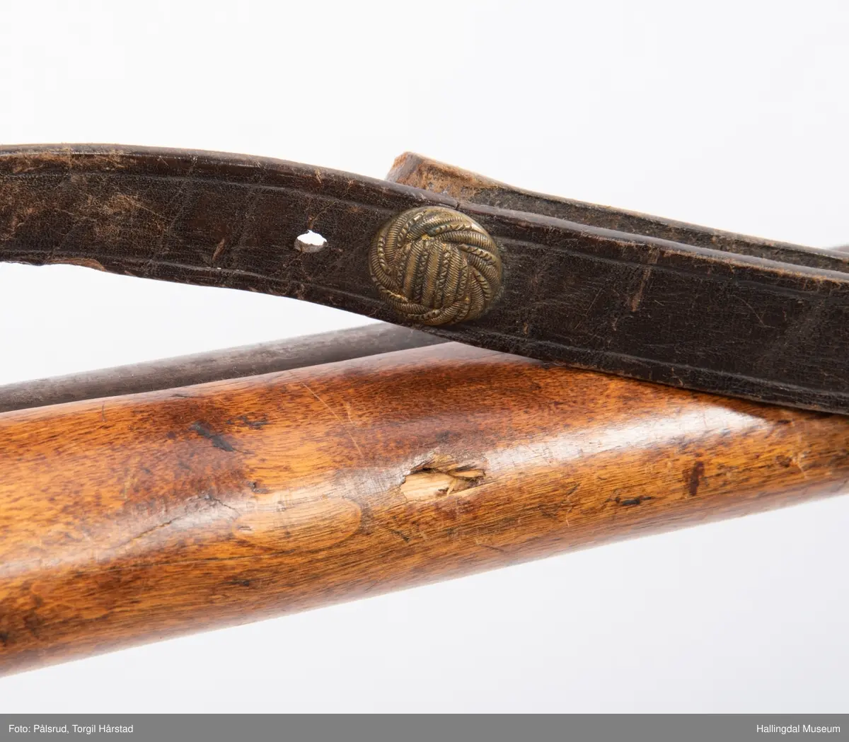 Gevær, modell fra 1769 - 1793, som er ombygd fra flintlås til perkusjonslås. Vært brukt av "Norske Gevorbne Jeger Corps" og senere av soldat nr. 90 i "Telemarkske Nationale jeger Corps Westenfjeldske Compani" i perioden 1818 - 1839. Geværet mangler kolbekappe, men har antatt original reim i brunt lær med messingknapp. Ladestokk i tre.