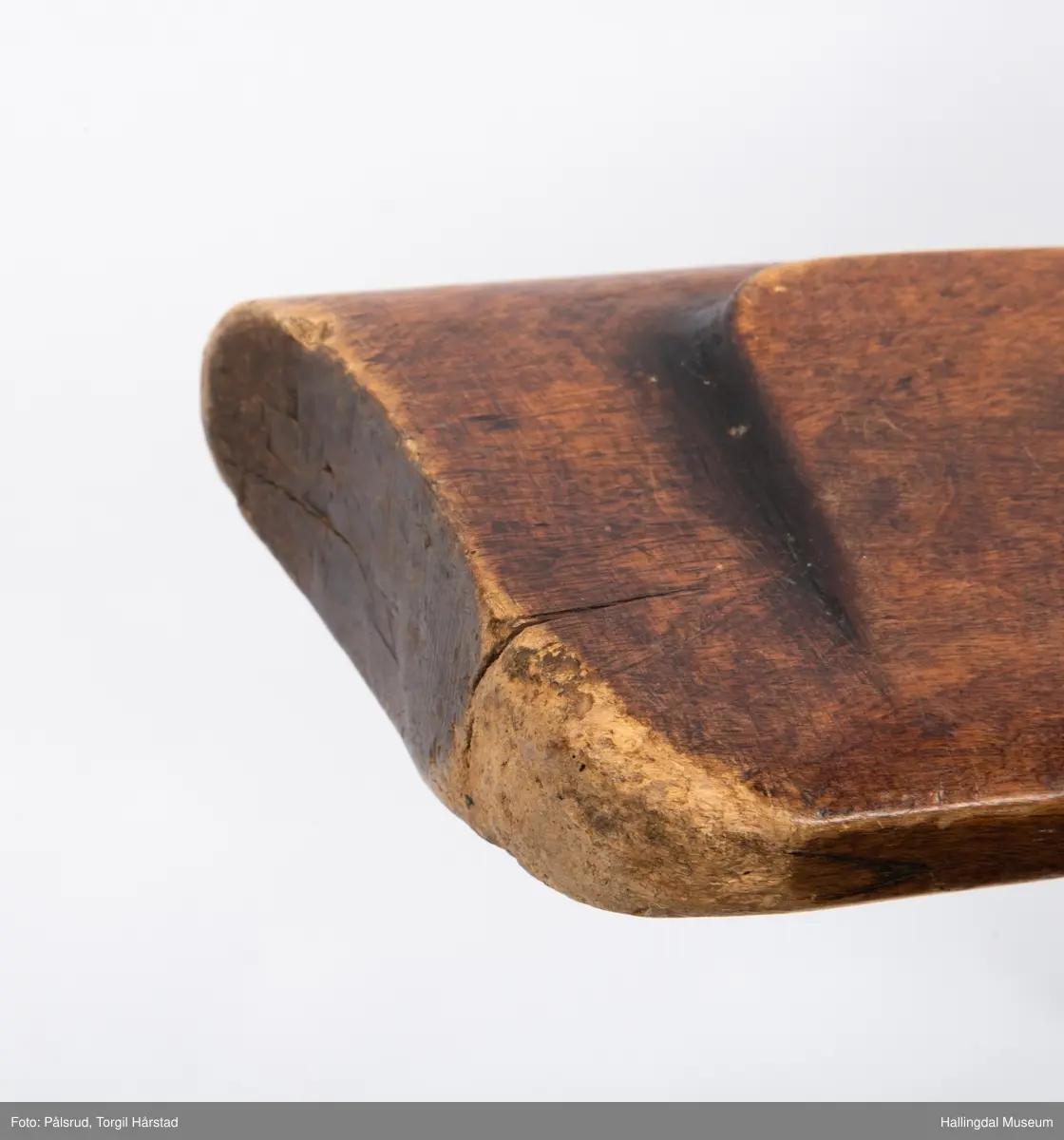Gevær, modell fra 1769 - 1793, som er ombygd fra flintlås til perkusjonslås. Vært brukt av "Norske Gevorbne Jeger Corps" og senere av soldat nr. 90 i "Telemarkske Nationale jeger Corps Westenfjeldske Compani" i perioden 1818 - 1839. Geværet mangler kolbekappe, men har antatt original reim i brunt lær med messingknapp. Ladestokk i tre.