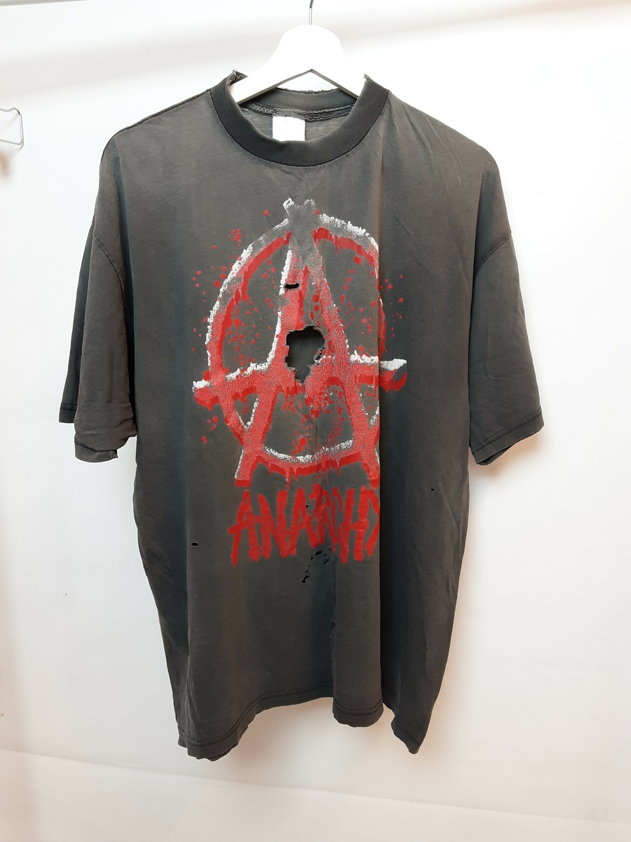 1 T-skjorte, svart/grå med rød dekor og teksten Anarchy