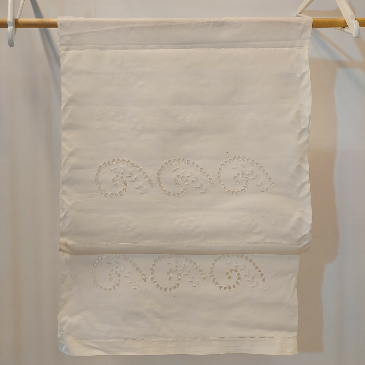 Pyntehåndkle i bomull med hullsøm, engelsk broderi.