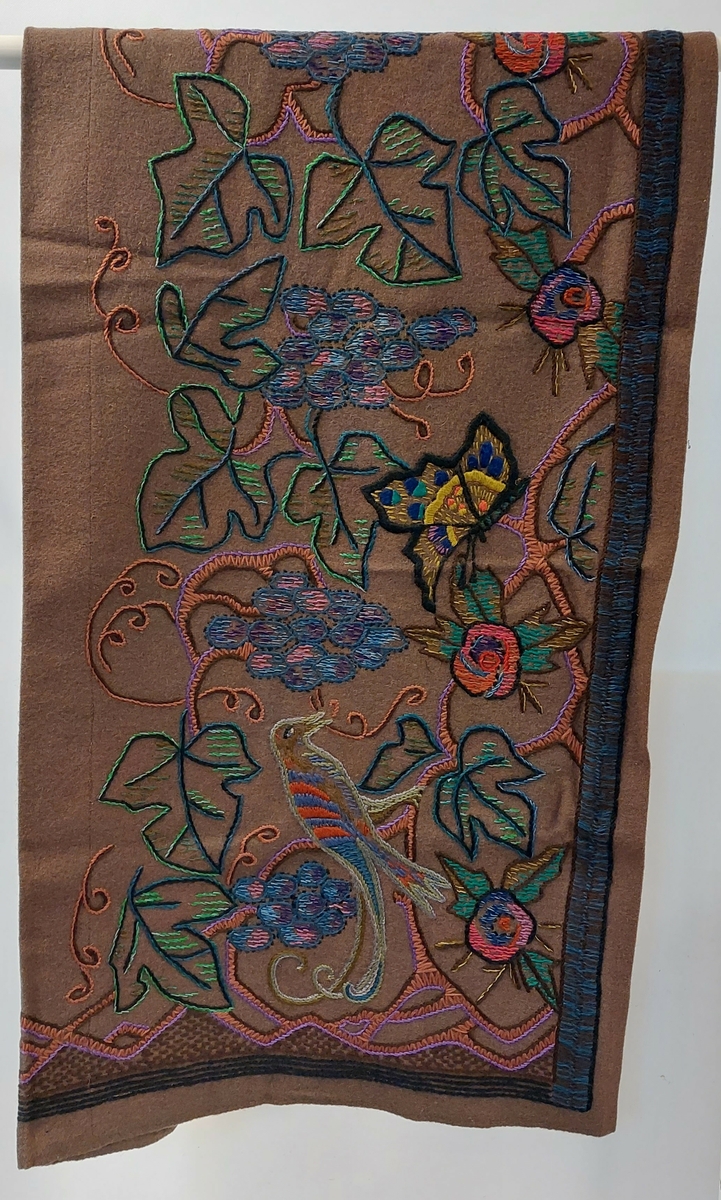 Kappe til portier av ull, med sikksakkmønster som kom på moten på begynnelsen av 1900-tallet. Denne er kanskje fra 1930-tallet.