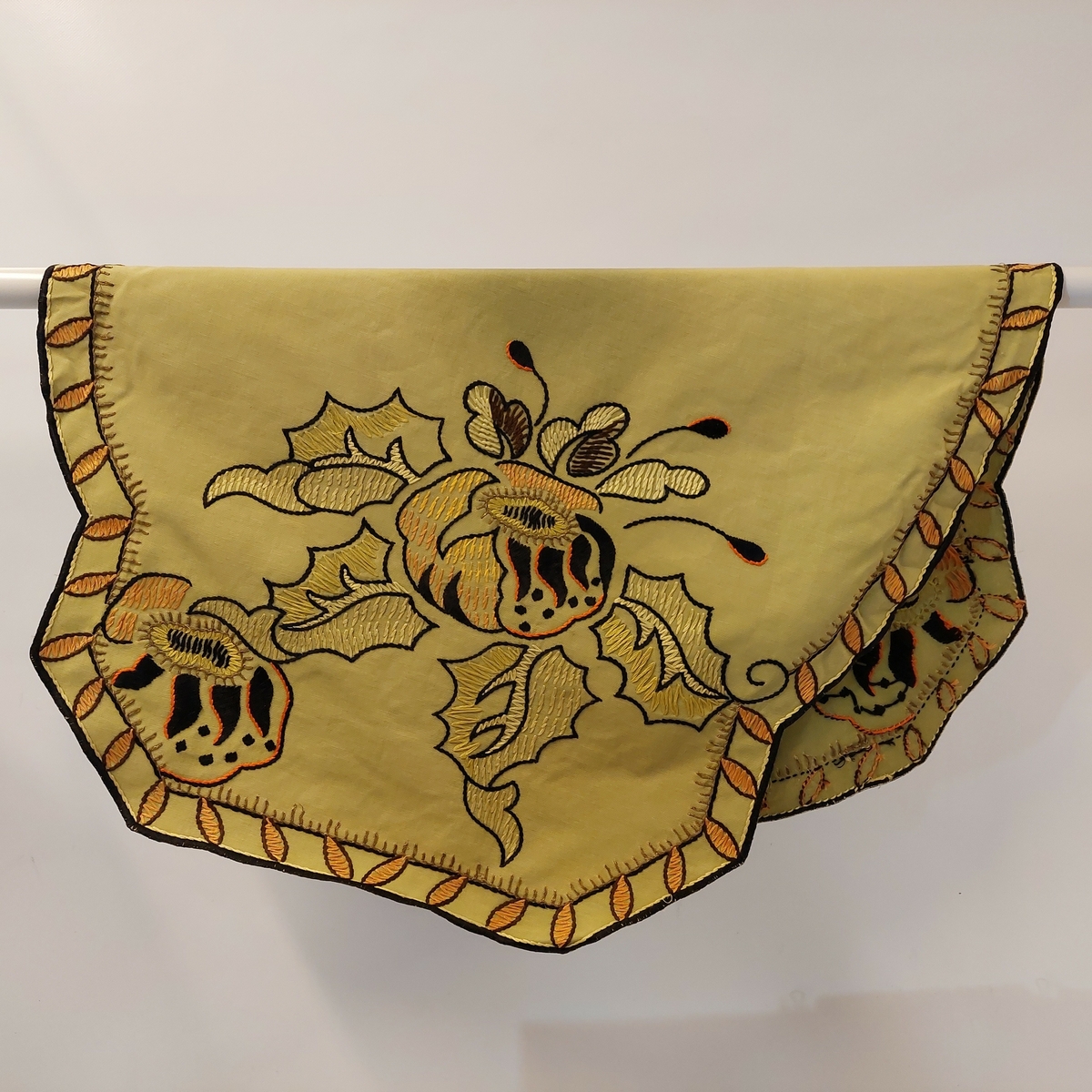 Bomullsduk fra 1930-tallet med broderier (moulinegarn).