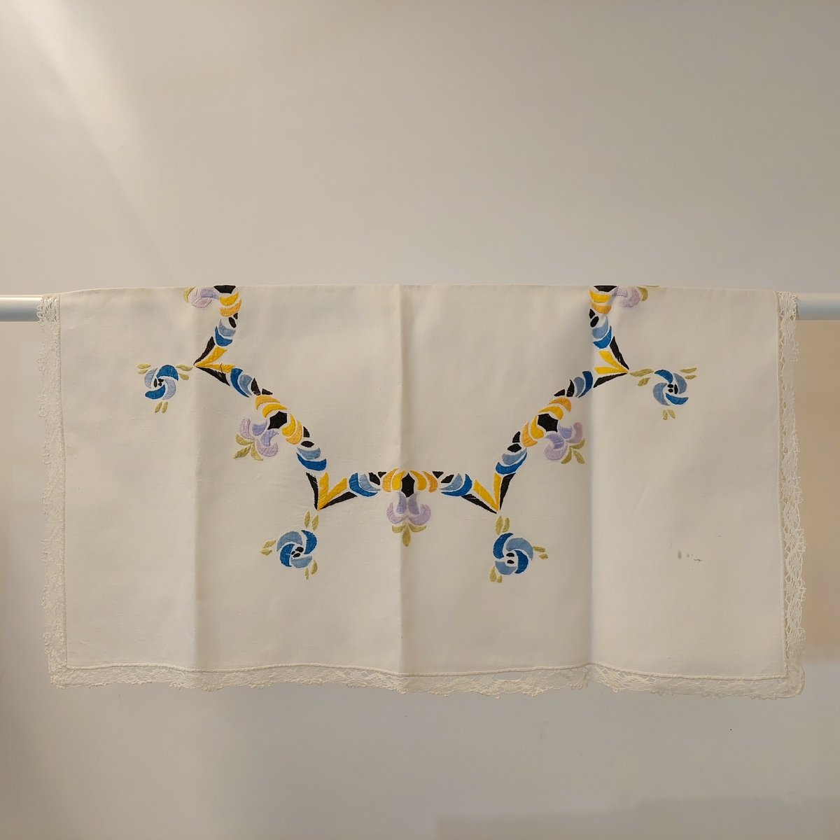Hvit linduk, brodert, med plattsøm og blonder, ca. 1930.