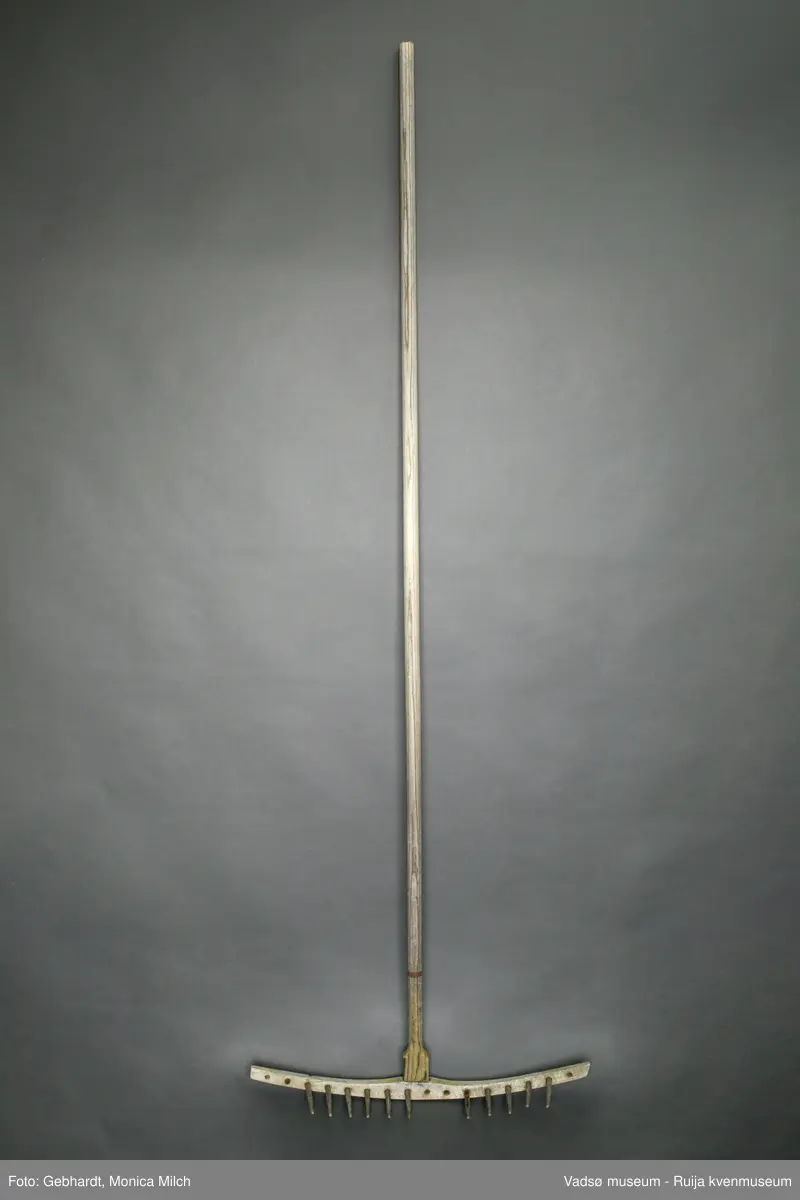 Trerive med 11 tenner, mangler 5. Svakt buet rivehode, betegnes som kvensk tradisjon. På skaftets nedre del ved rivehodet, er et ca. 1 cm bredt felt med rødmaling som går omkring skaftet.