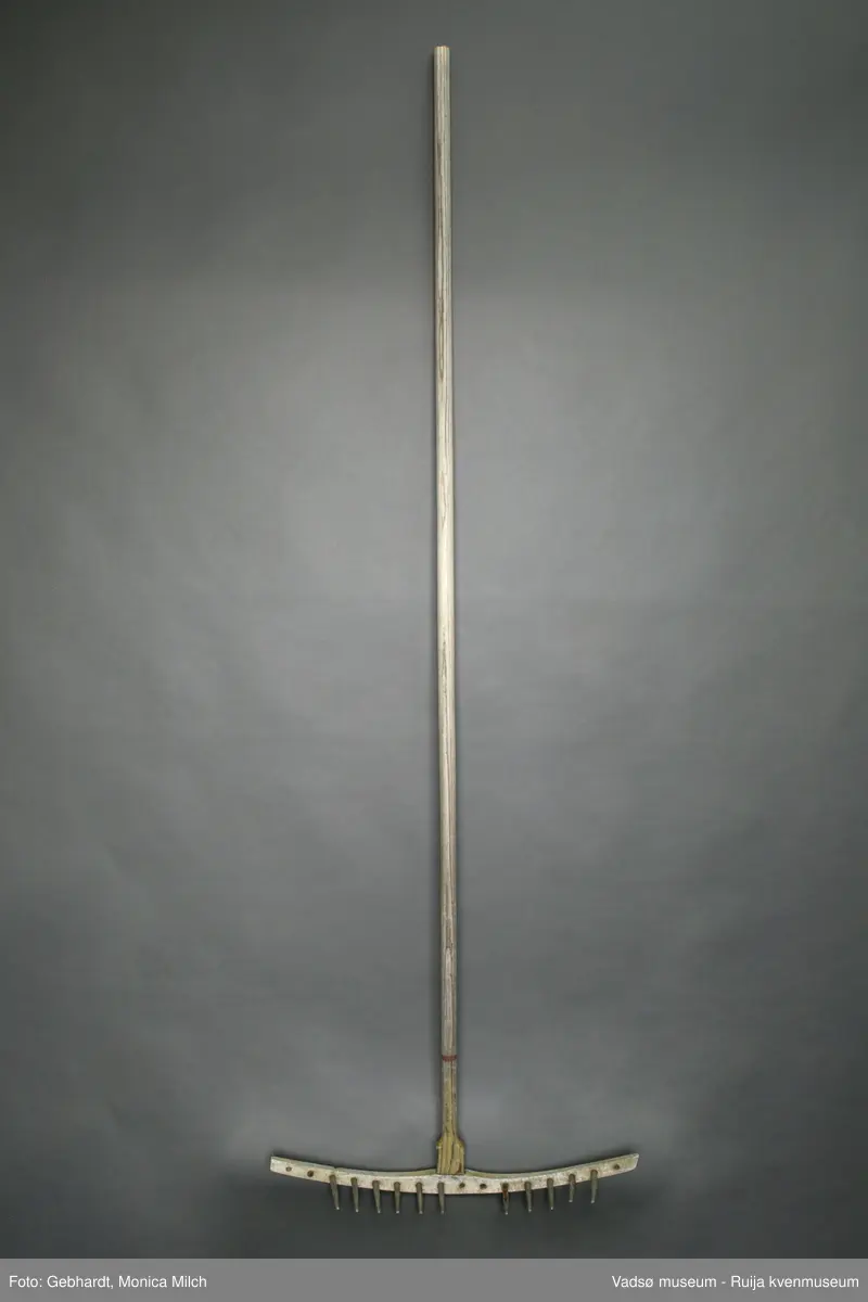 Trerive med 11 tenner, mangler 5. Svakt buet rivehode, betegnes som kvensk tradisjon. På skaftets nedre del ved rivehodet, er et ca. 1 cm bredt felt med rødmaling som går omkring skaftet.