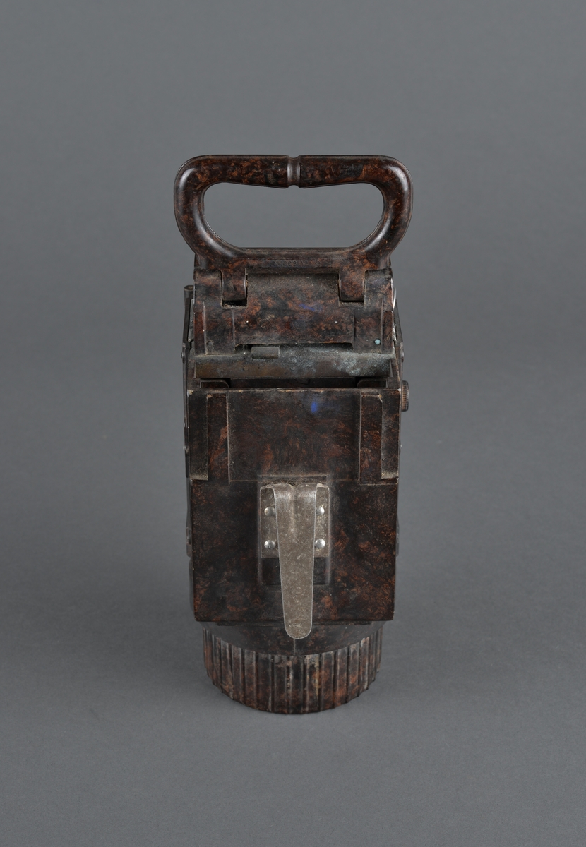 Dette er en bunkerslykt fra 2. verdenskrig. Lykta ble brukt i bunkersannleg av tyske styrker. 
Kan blendes ved å skyve et metallfilter foran lysåpningen. 
Håndtak og festeanordning bak for å henge opp lykta på vegg eller annet.