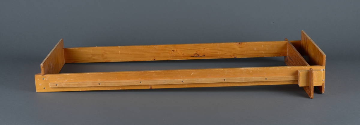 Innretning for å måle spedbarn/små barn
Består av ei avlang treramme hvor det er festet en skyvbar hylle. Langs ene langsiden er det festet et metermål. 
Antatt brukt for å måle nyfødte og /eller barn på småbarnskontroll.