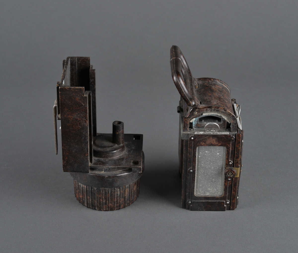 Dette er en bunkerslykt fra 2. verdenskrig. Lykta ble brukt i bunkersannleg av tyske styrker. 
Kan blendes ved å skyve et metallfilter foran lysåpningen. 
Håndtak og festeanordning bak for å henge opp lykta på vegg eller annet.