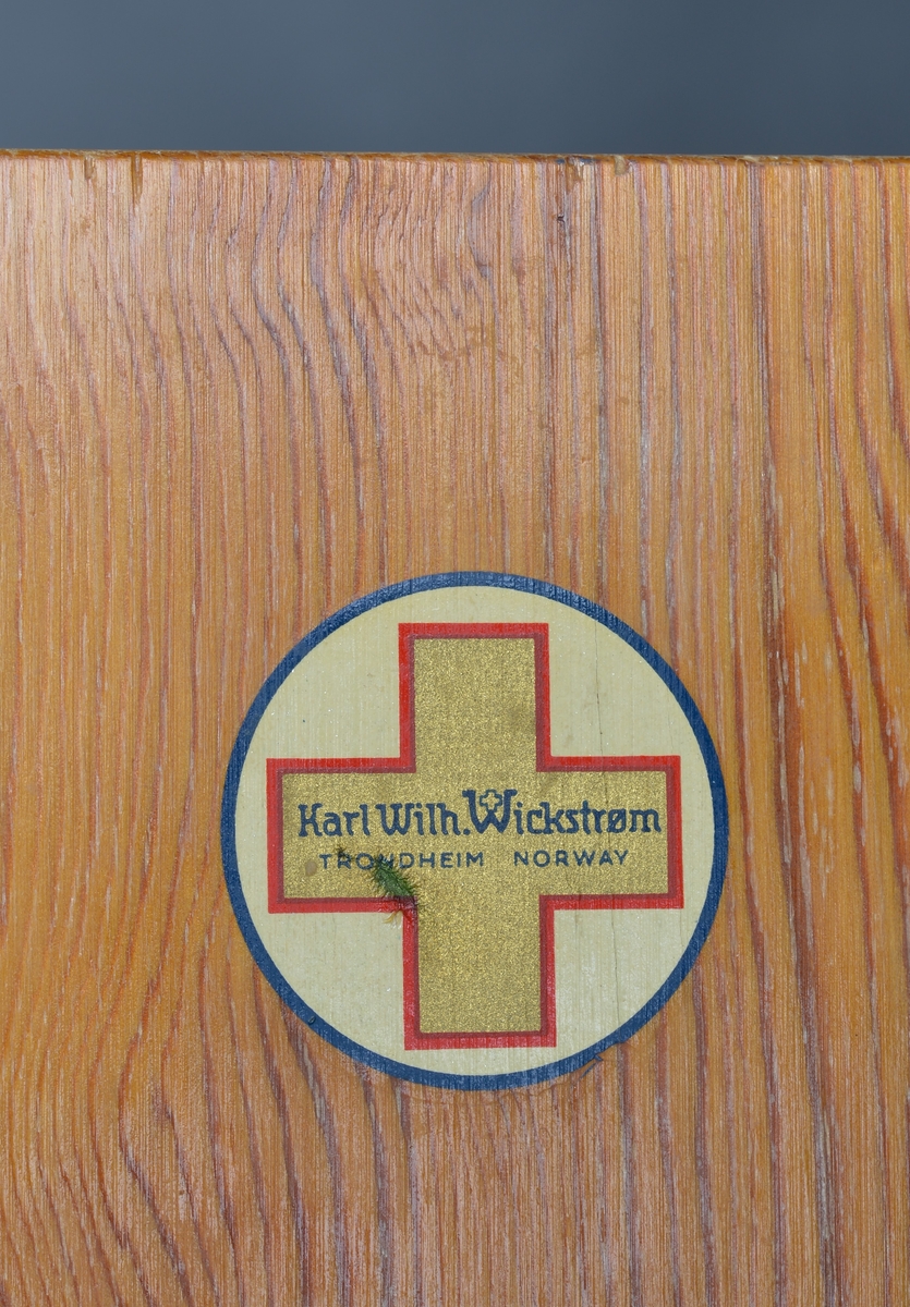 Innretning for å måle spedbarn/små barn
Består av ei avlang treramme hvor det er festet en skyvbar hylle. Langs ene langsiden er det festet et metermål. 
Antatt brukt for å måle nyfødte og /eller barn på småbarnskontroll.