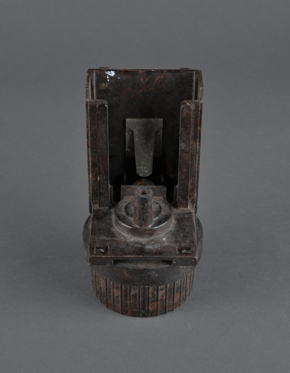 Dette er en bunkerslykt fra 2. verdenskrig. Lykta ble brukt i bunkersannleg av tyske styrker. 
Kan blendes ved å skyve et metallfilter foran lysåpningen. 
Håndtak og festeanordning bak for å henge opp lykta på vegg eller annet.