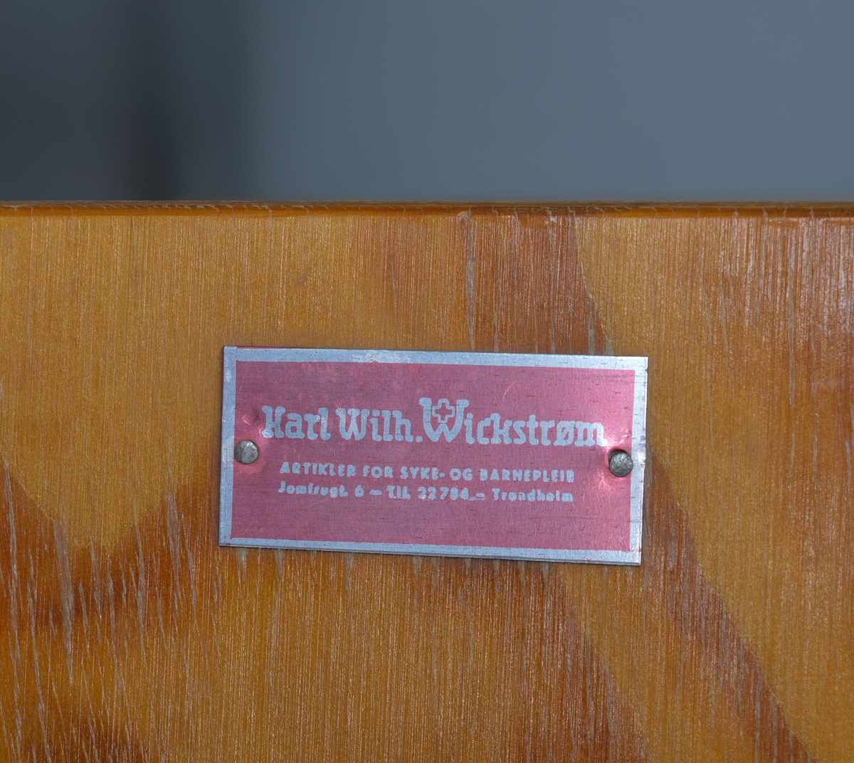 Innretning for å måle spedbarn/små barn
Består av ei avlang treramme hvor det er festet en skyvbar hylle. Langs ene langsiden er det festet et metermål. 
Antatt brukt for å måle nyfødte og /eller barn på småbarnskontroll.