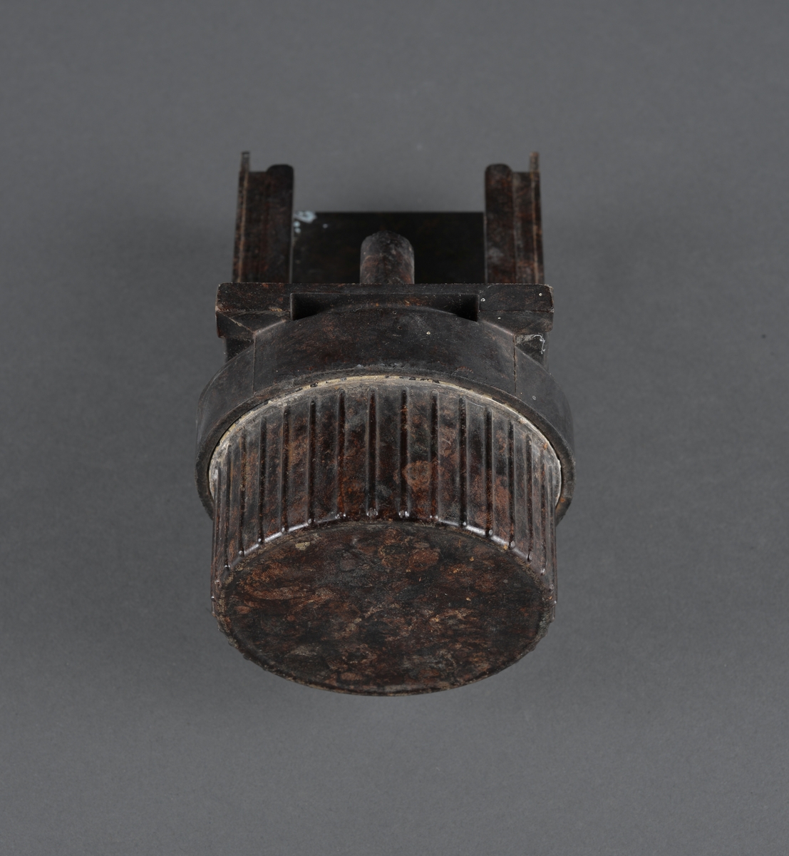 Dette er en bunkerslykt fra 2. verdenskrig. Lykta ble brukt i bunkersannleg av tyske styrker. 
Kan blendes ved å skyve et metallfilter foran lysåpningen. 
Håndtak og festeanordning bak for å henge opp lykta på vegg eller annet.