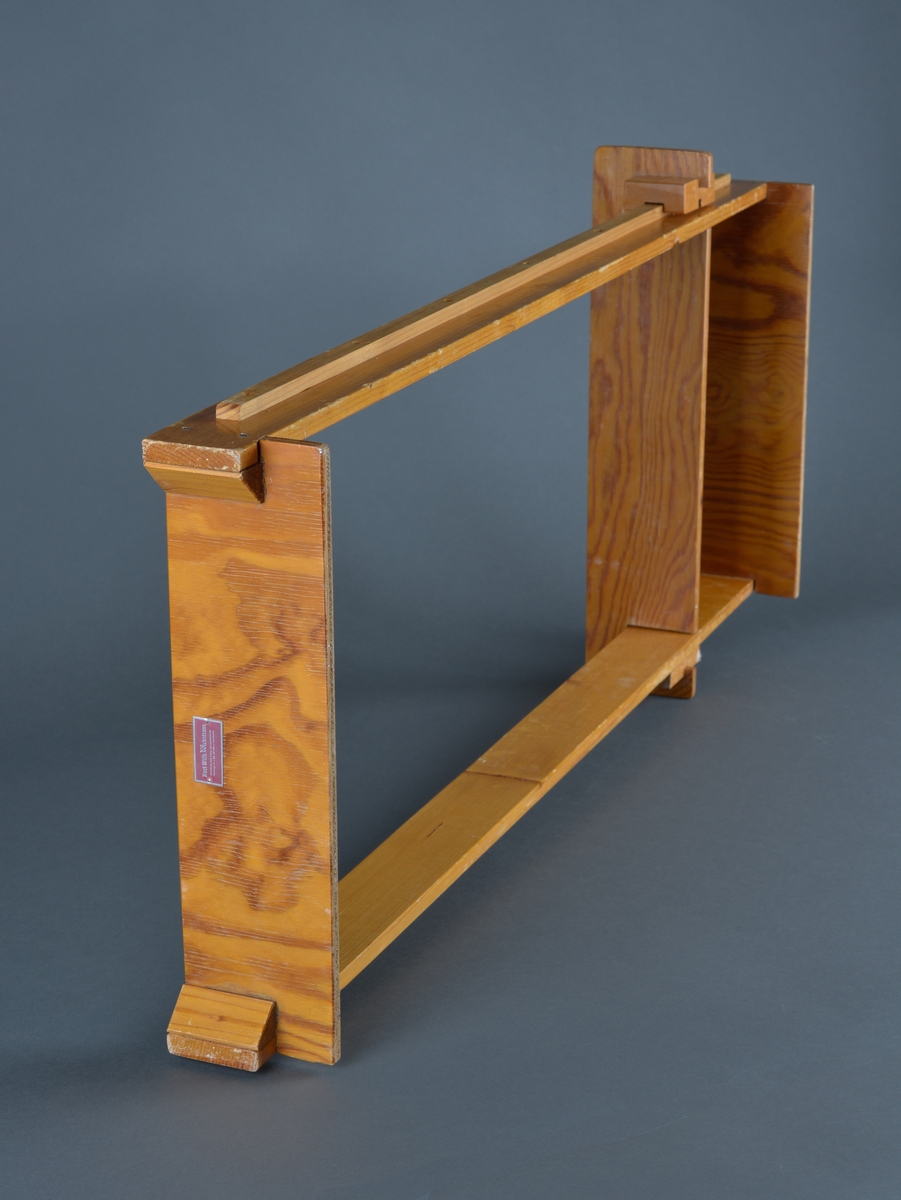 Innretning for å måle spedbarn/små barn
Består av ei avlang treramme hvor det er festet en skyvbar hylle. Langs ene langsiden er det festet et metermål. 
Antatt brukt for å måle nyfødte og /eller barn på småbarnskontroll.