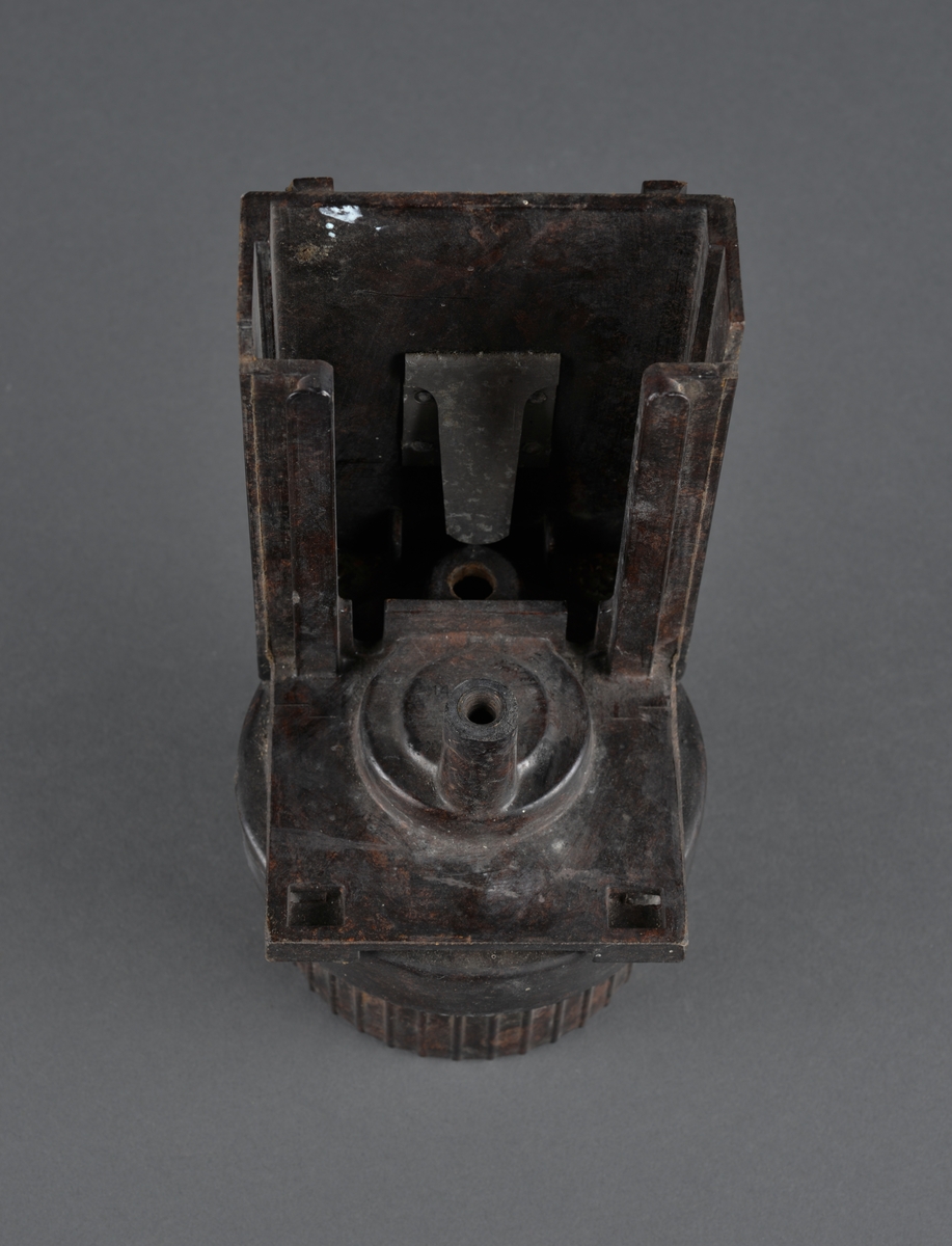 Dette er en bunkerslykt fra 2. verdenskrig. Lykta ble brukt i bunkersannleg av tyske styrker. 
Kan blendes ved å skyve et metallfilter foran lysåpningen. 
Håndtak og festeanordning bak for å henge opp lykta på vegg eller annet.