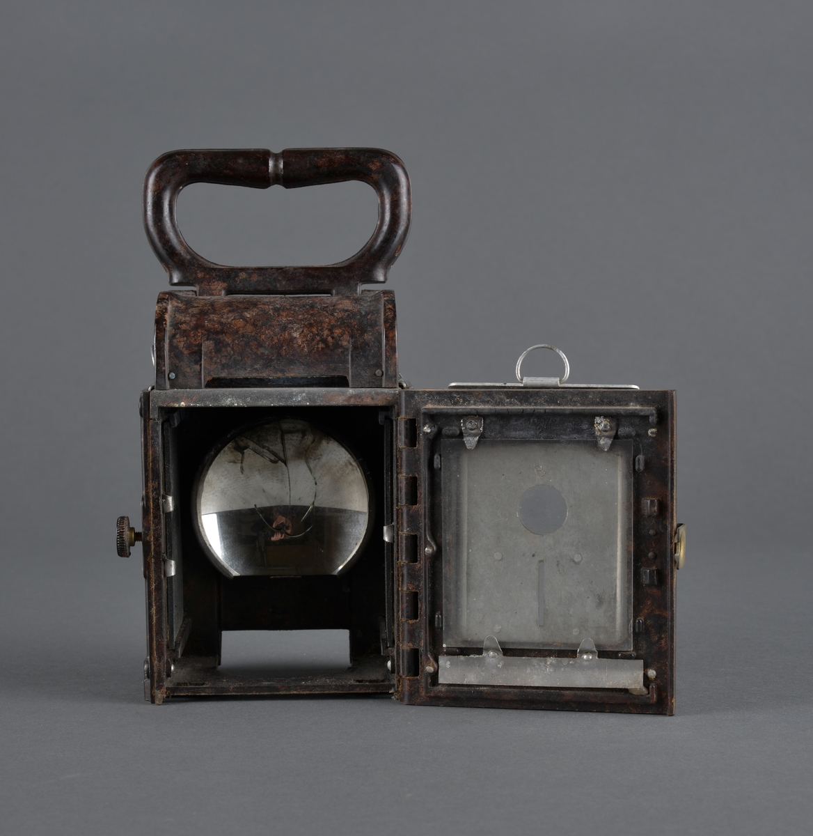 Dette er en bunkerslykt fra 2. verdenskrig. Lykta ble brukt i bunkersannleg av tyske styrker. 
Kan blendes ved å skyve et metallfilter foran lysåpningen. 
Håndtak og festeanordning bak for å henge opp lykta på vegg eller annet.