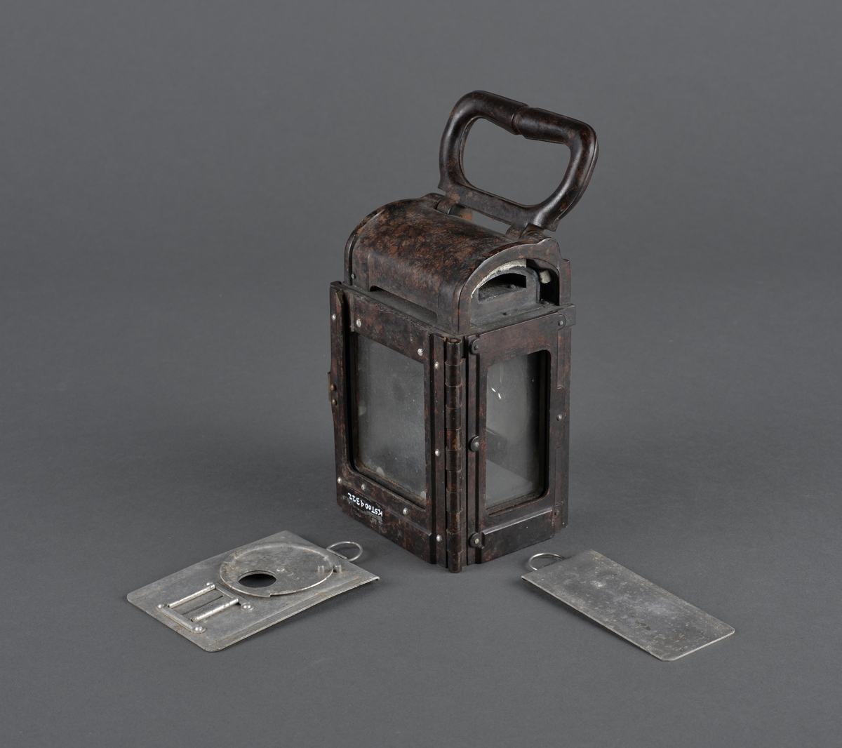 Dette er en bunkerslykt fra 2. verdenskrig. Lykta ble brukt i bunkersannleg av tyske styrker. 
Kan blendes ved å skyve et metallfilter foran lysåpningen. 
Håndtak og festeanordning bak for å henge opp lykta på vegg eller annet.