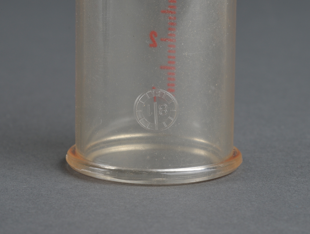 Sylinderformet rør med anvisning på sidene 1 - 30 kg i rød trykk. 
Det ene røret har et svart plastlokk i bunnen, det andre mangler. 
I overkant på begge rørene er det støpt inn to tapper. Kanskje for oppheng i stativ eller lignende.