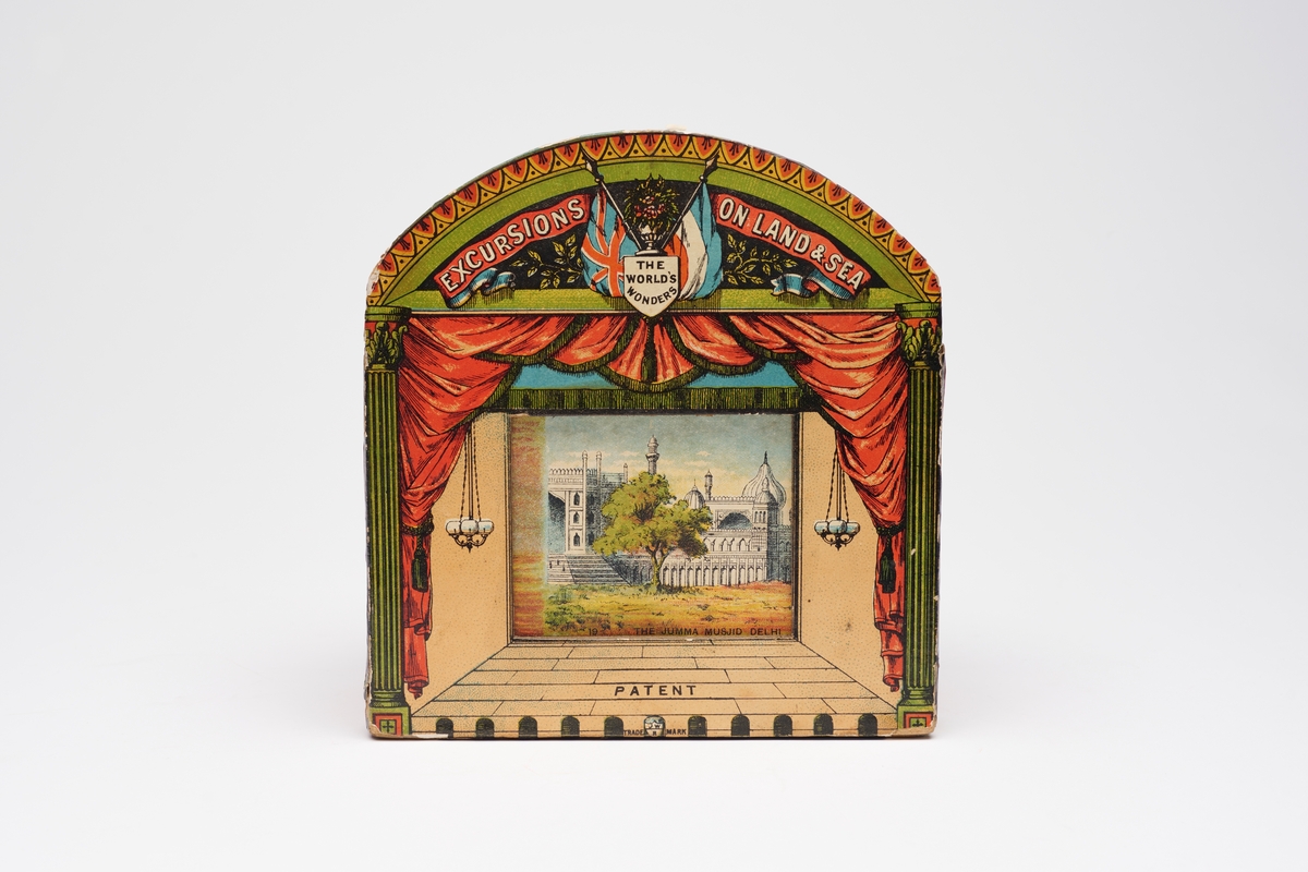 Dioramaet ble produsert i England på 1880-tallet og kom til Preus museum gjennom Mogens Skot-Hansens samling. Temaet er "The World's of Wonders: Excursions on Land and Sea". Ved hjelp av et stearinlys og en sveiv kan en betrakte 32 opplyste litografier på rull, en reise som tar betrakteren med til Portsmouth, Eddystone fyr, Spania, Gibraltar, Piza, Vesuvius, Port Said, Pyramidene, Africa, Det indiske hav, Dehli, Lahore, Kina, USA, Broadway, Göteborg, Haag og Liverpool.