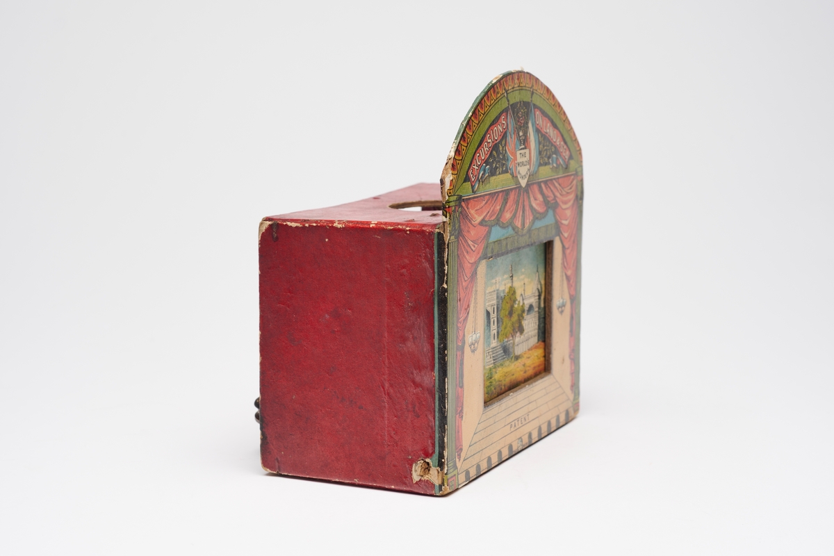 Dioramaet ble produsert i England på 1880-tallet og kom til Preus museum gjennom Mogens Skot-Hansens samling. Temaet er "The World's of Wonders: Excursions on Land and Sea". Ved hjelp av et stearinlys og en sveiv kan en betrakte 32 opplyste litografier på rull, en reise som tar betrakteren med til Portsmouth, Eddystone fyr, Spania, Gibraltar, Piza, Vesuvius, Port Said, Pyramidene, Africa, Det indiske hav, Dehli, Lahore, Kina, USA, Broadway, Göteborg, Haag og Liverpool.