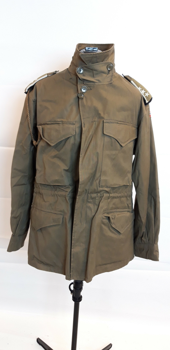 1 uniform, feltuniform? Grønn vindjakke og bukse
