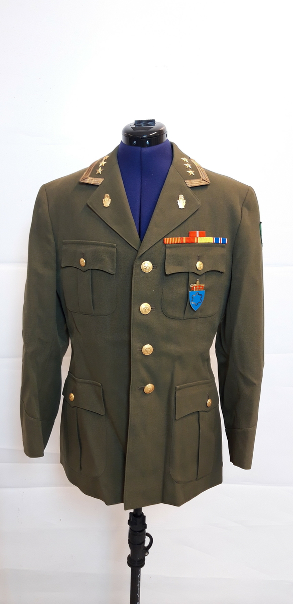 1 uniform, bukse og jakke, grønn fest?
