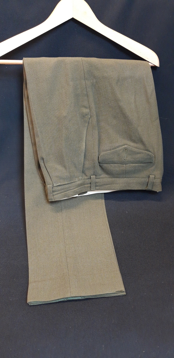 1 uniform, bukse og jakke, grønn fest?
