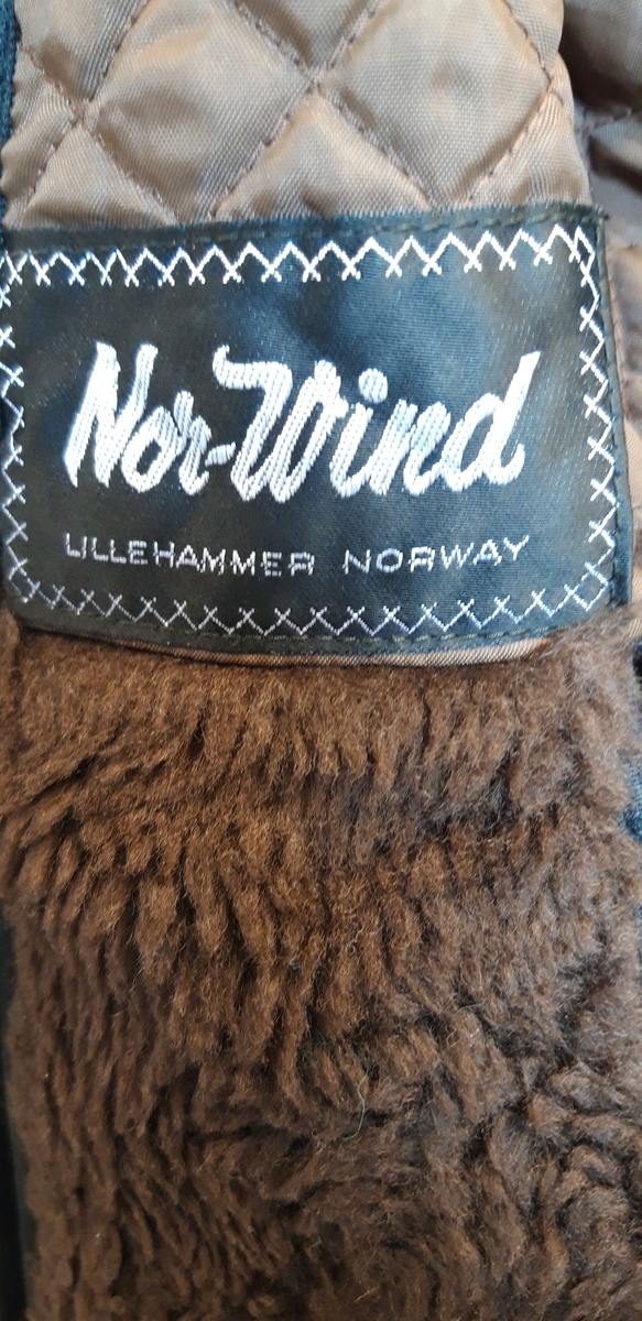1 uniformsfrakk, med dekorasjoner
