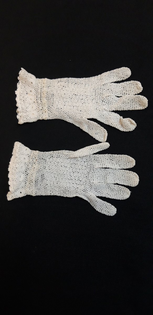 Et par heklede handsker.