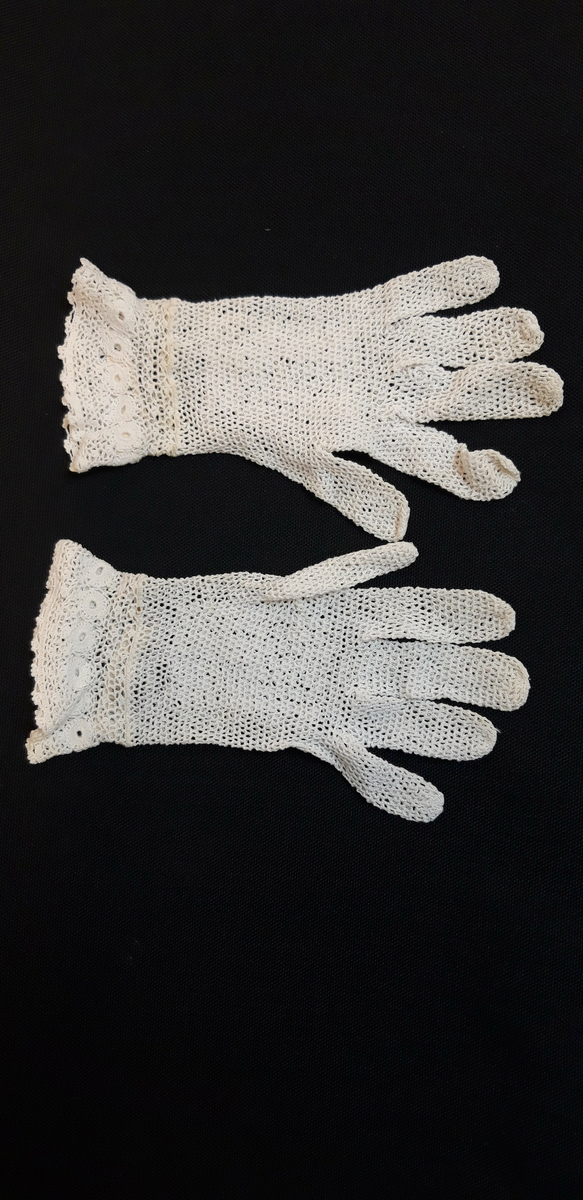 Et par heklede handsker.
