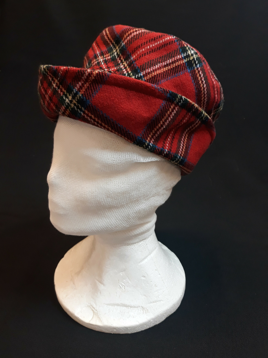 1 hatt, skotskrutet fra Rosenvinge.