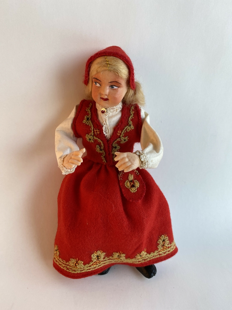 Dukke kledd i bunad. Kvinne. Inspirert av bunad fra Romerrike.