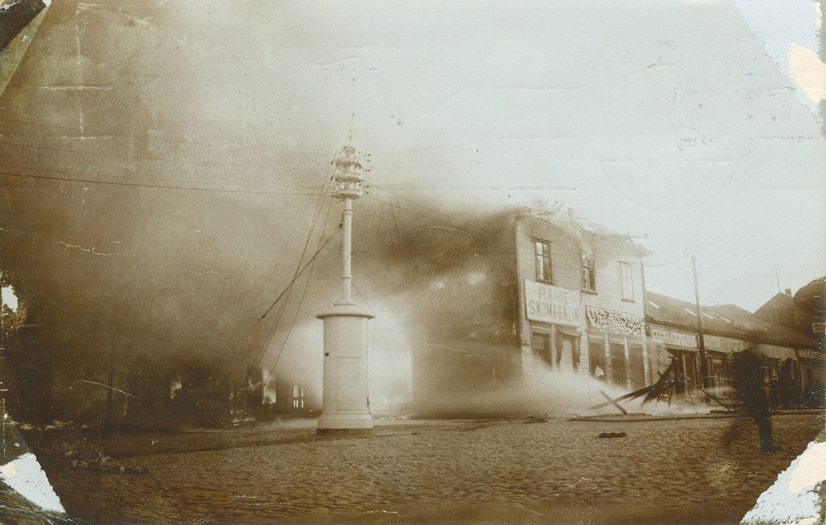 Fredrikstad. Vestsiden, Storgaten. Brann natt til 27. juni 1908. Torvet 1 (senere Stortorvet)  (tv for el-mast). Raade Skomagasin (i Torvet 1). Torvet 3 (nabo til Torvet 3. Lyktestolpe.