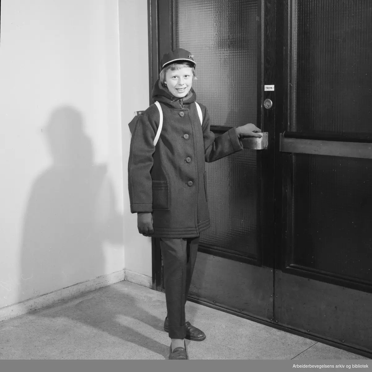 Høstens og vinterens nyheter i barneklær. 11 år gamle Wenche iført grå slacks og helårs duffelcoat. November 1956.