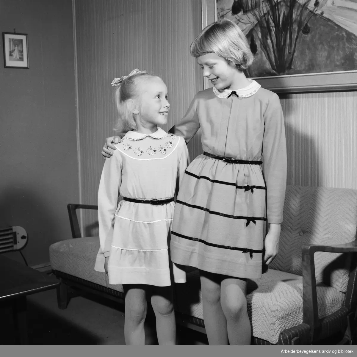 Høstens og vinterens nyheter i barneklær. Jannicke (6 år) og Wenche (11 år) i hver sin julekjole. November 1956.