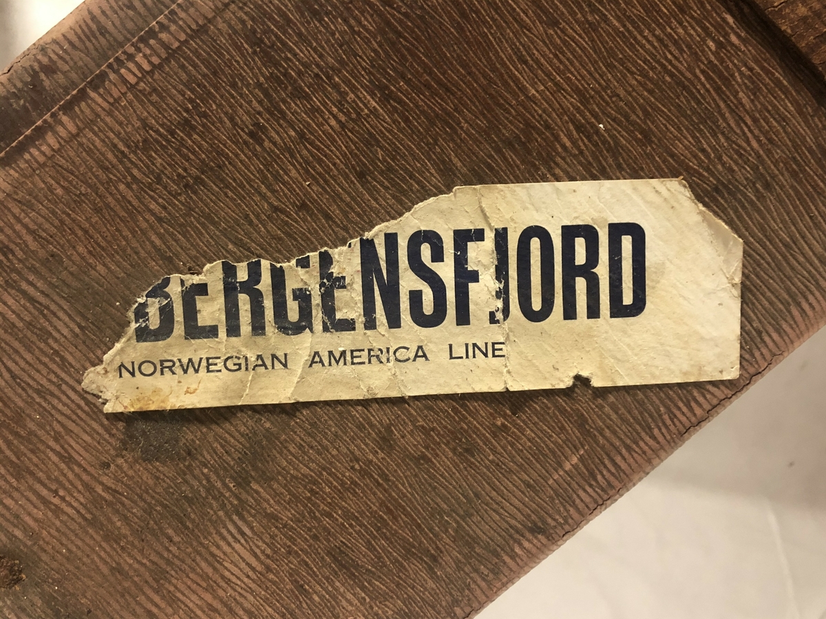 Brun koffert i lær.
