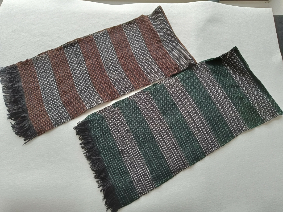HH 525-79  a,b                                                                                                                                                     Lunde, Gaupen
                                                                                                                                                                             gnr. 241, bnr. 13
                                                                                                                                                                             Ringsaker

Skjerf

Ull. toskaft, svart renning. Overkastingssøm på begge langsider. Svarte frynser av renning. Merket. "Garantiert Reine Wolle"

L. u/frynser:                 118
Br.:                                 27,5
L.frynse:                           3


a) innslag i grått og svart og brunt og svart i striper.

b) innslag i grått og svart og grønt og svart i striper.

Fra dødsbo etter:
                           Anton Lund     f. 25.7.1885,   d.12.3.1971
                           Mathias Lund  f. 26.8.1887,   d.7.5.1974
                           Arne Lund       f. 5.10.1892,   d.2.1.1969


G: Ingrid og Mathias Larsen, Lunde, Gaupen, Ringsaker                                                                                                                         ABL
