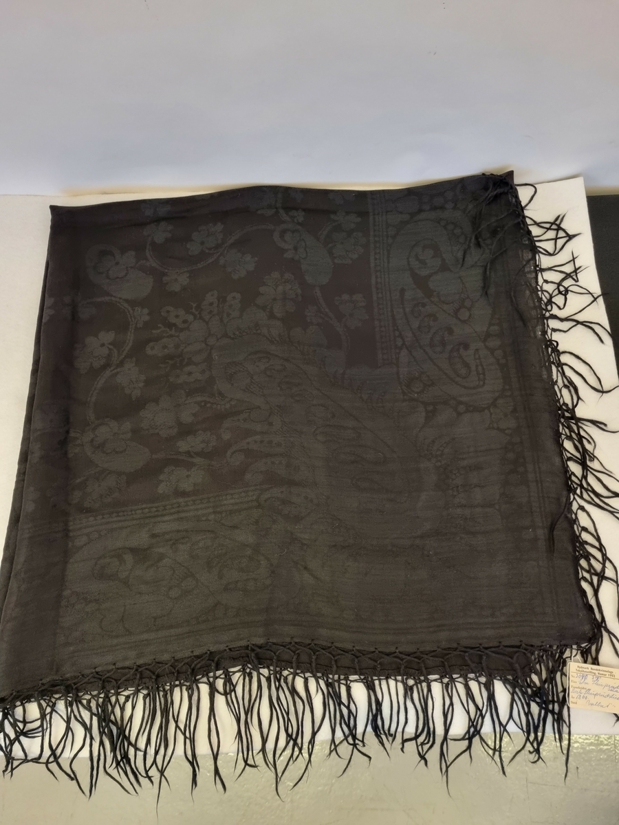 Kvadratisk med frynser.