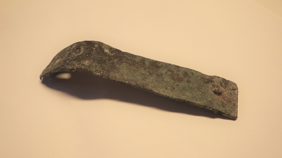 Rektangulært med naglehull i hver ende.