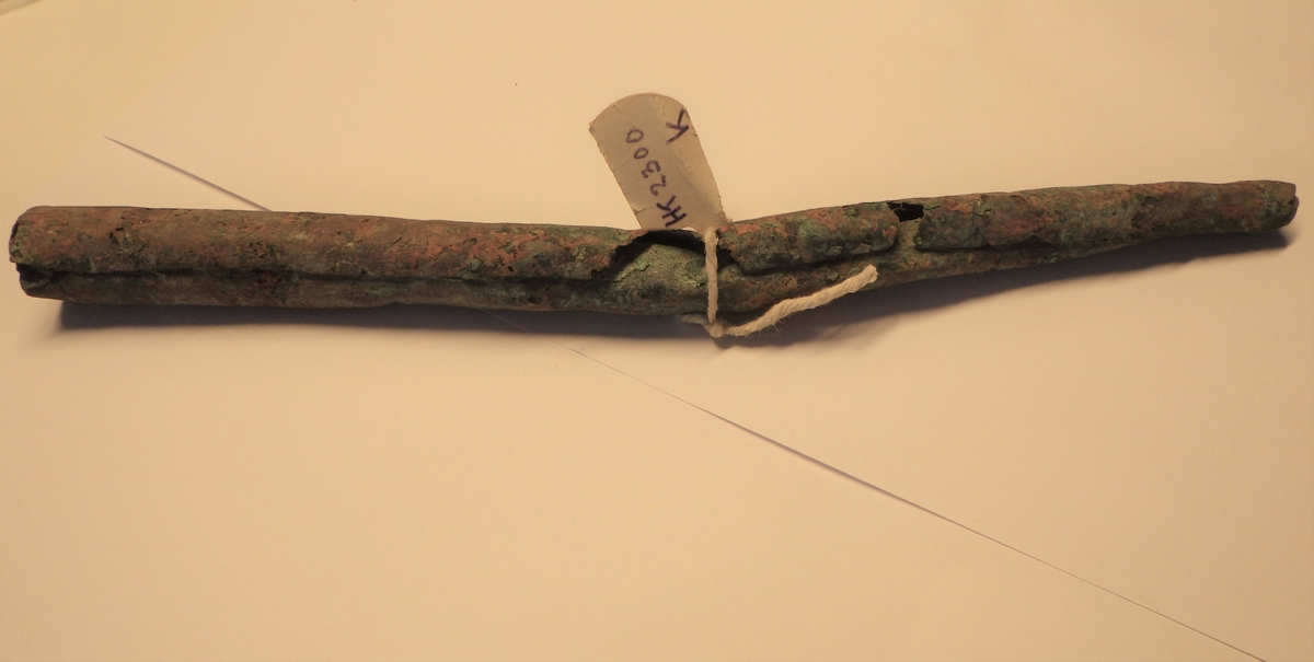 Rørformet, avsmalnende.