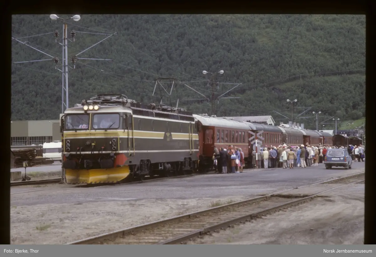 Turisttog på Narvik H, trukket av elektrisk lokomotiv El 15 2193