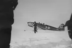 Förberedelse inför start av flygplan Sk 15, Klemm nr 137 från flygfält, vintertid, ca 1941-1944.

Bildtext vid foto: 