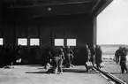 Flygare vid F 5, Krigsflygskolan samlade i en hangar inför flygning; ca 1941-1944.

Bildtext vid foto: 