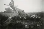 Vraket efter flygplan SK 15 nr 5030 (märkt 160) ligger på ett fält utanför Eslöv. Efter Åke Hodells haveri, 17 juli 1941.

Bildtext vid foto: 