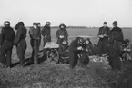 Flygare vid F 5, Krigsflygskolan samlade på flygfält inför flygning, ca 1941-1944.

Bildtext vid foto: 