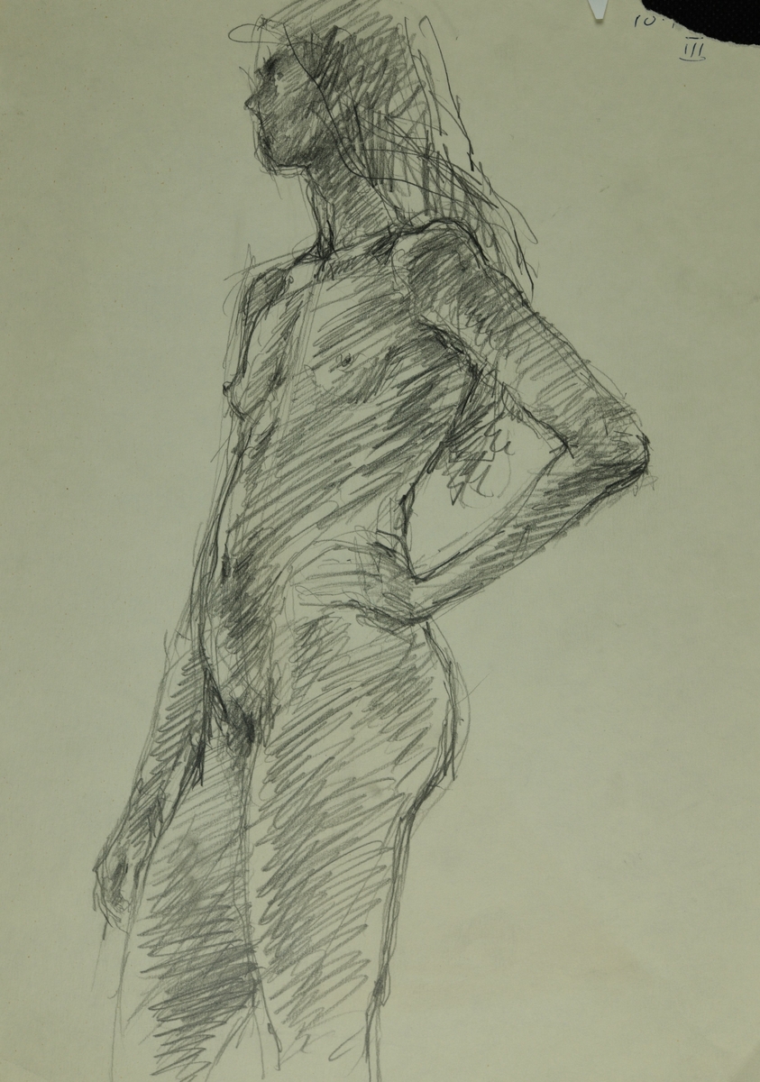 Kvinne i profil med en hånd på hoften. Fra knehøyde og opp.