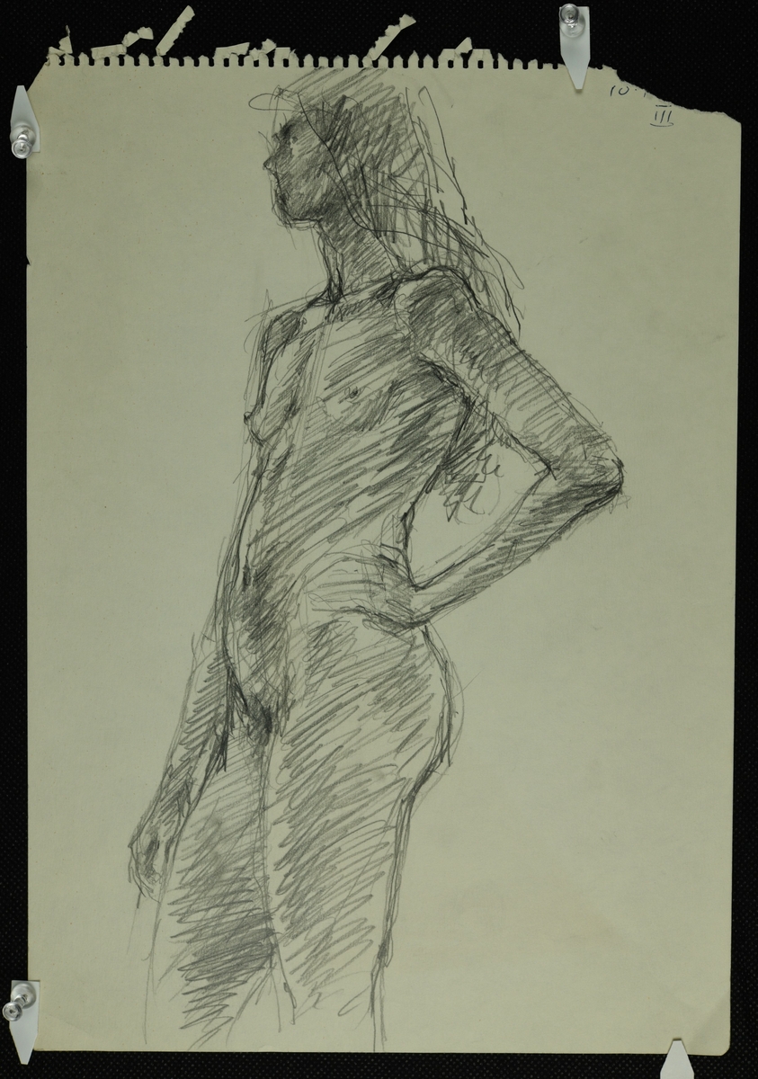 Kvinne i profil med en hånd på hoften. Fra knehøyde og opp.