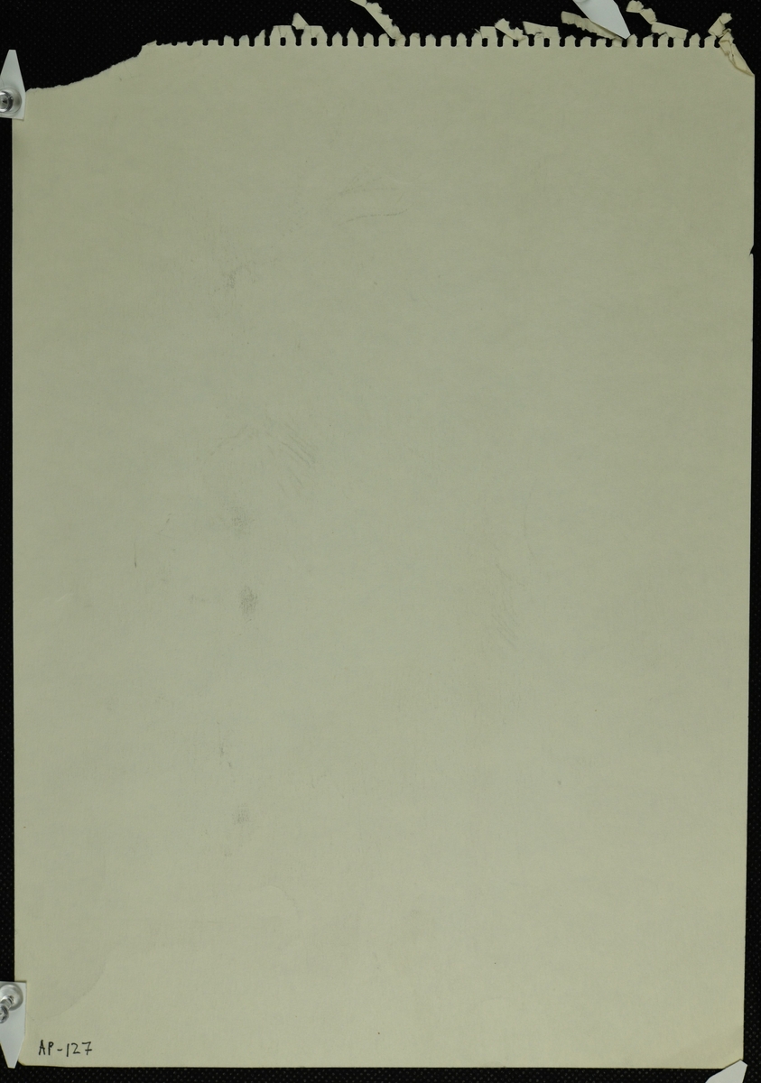 Kvinne i profil med en hånd på hoften. Fra knehøyde og opp.