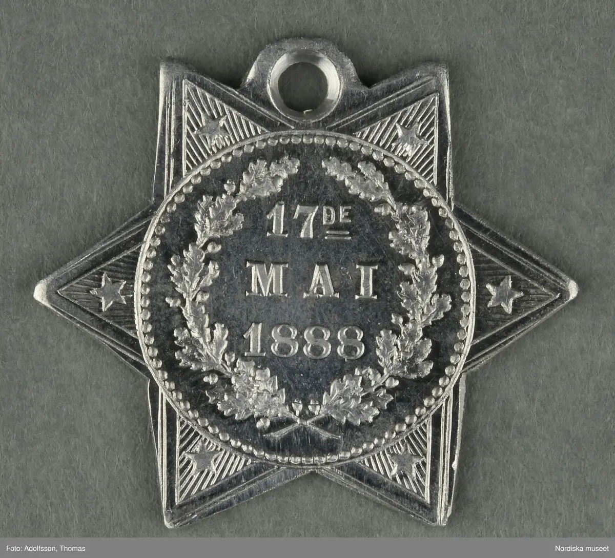 Huvudliggaren:
"a-y, Minnesmedaljer, norska, över den 17 maj; av aluminium (1 av vit metall) 24 st. från åren 1884-1907.
Gåva 28/5 1907. Läffler, Fritz, professor, Djursholm."