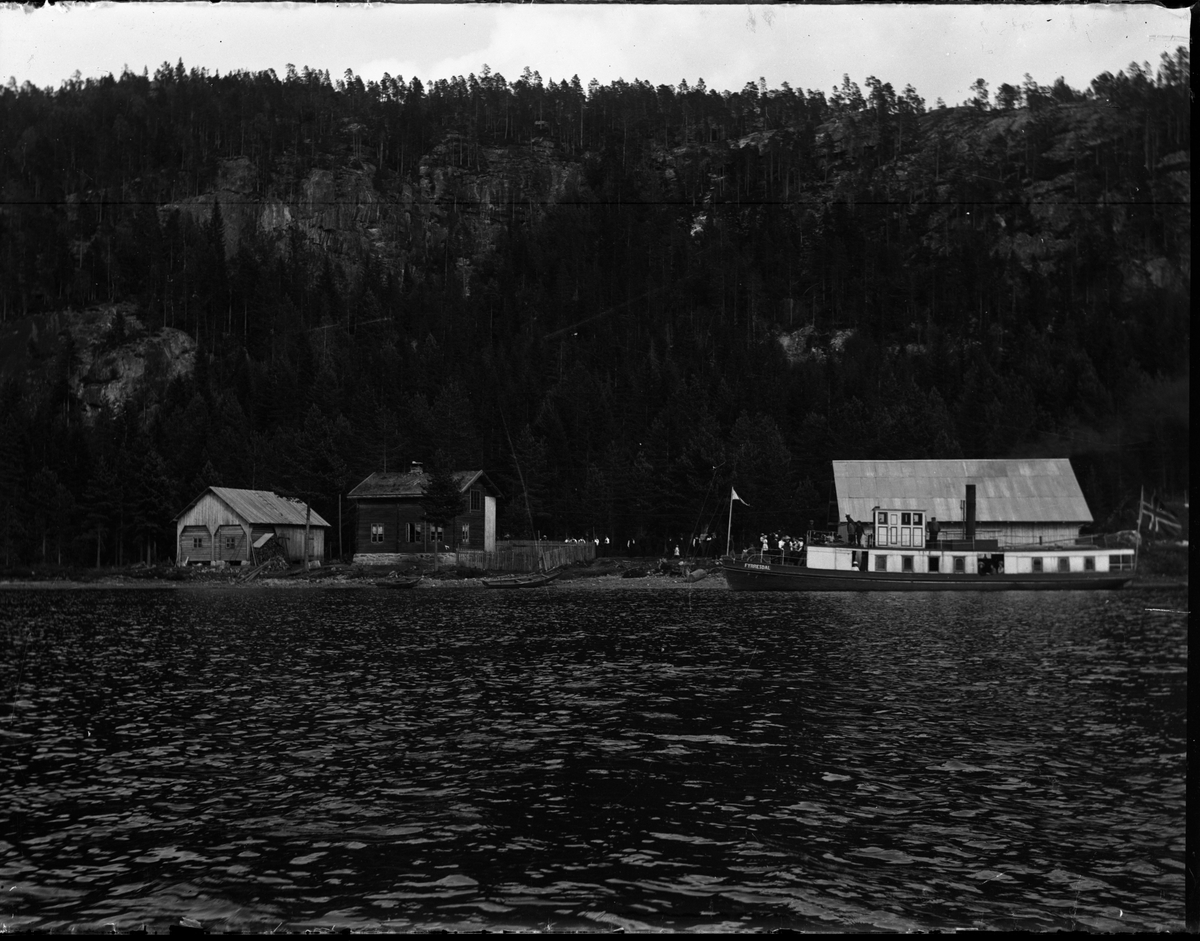 Motiv med båten D/S Fyresdal liggende til kai.

Fotosamling etter Kjetil Skomdal (1881-1971).
