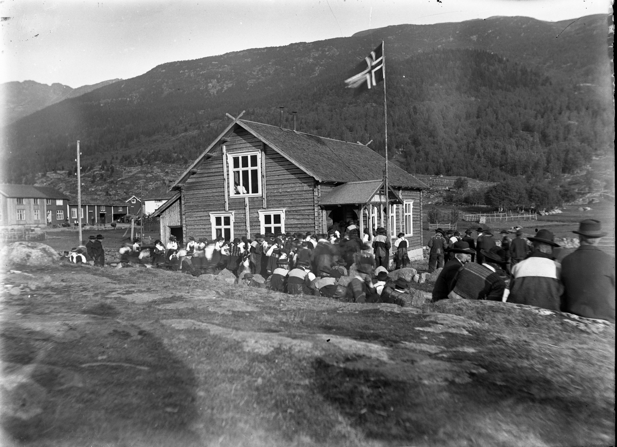 Fotosamling etter Kjetil Skomdal (1881-1971). Fotografen virket i perioden 1910 til 1960 og hadde eget mørkerom hvor han også tok imot film fra andre fotografer. I perioden var han også postbud i Fyresdal. Fotografi fra samling. Kan være fotografert i Setesdal.